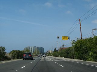 The expressway segment has three lanes and almost functions like a one-way street, since the other direction of traffic is separated by a large area of open space (presumably reserved for the future freeway expansion).