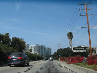 Westbound California 90 converges with California 1 (Lincoln Boulevard) at a traffic signal in Marina del Rey. No California 1 advance shields are posted, although the blue truck route sign is a hint that the next intersection is with a state route.