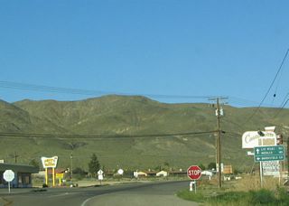 The distance sign posted where Old U.S. 91 meets Old Highway 58 in North Barstow was carbon copied by 2021. Old Highway 58, which was previously U.S. 466, heads west to Bakersfield and the Central Valley. Historic U.S. 91-466 arc eastward along Old Highway 58 to Interstate 15 at Exit 186.