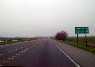Continuing north, this view shows California 99 after Exit 319, the northbound California 70 split.