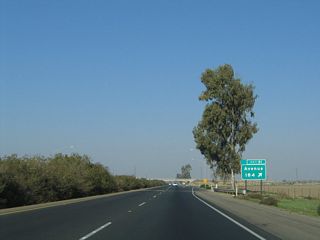 Northbound California 99 meets Exit 81, Avenue 184. As early as August 2003, this sign had been converted to reflective with exit number.