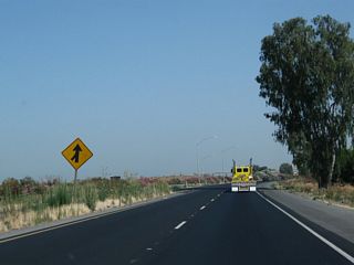 Traffic from California 99 Business (J Street), which is also signed as Historic U.S. 99, rejoins the northbound California 99 freeway.