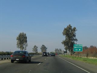 Northbound California 99 meets Exit 106B, Merritt Drive. Note the exit number assembly used for this sign, which was posted in 2003. The next exit is three miles ahead (Exit 109, Tulare County J-38/Avenue 384).