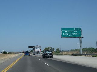 Resuming the freeway configuration, California 99 north approaches its next interchange: Exit 185, Mission Avenue and Campus Parkway.