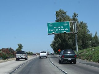 The next two exits along California 99 north are Exit 225B, Tuolumne Boulevard and B Street and Exit 226, California 108 east and California 132. Since the latter (Exit 226) is a more significant exit, more signage is provided in advance of it than Exit 225B. This sign was placed around 1999 or 2000, one of the first reflective signs to placed around Modesto. Had this sign been installed in the mid-2000s, then it would have contained an exit number.