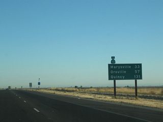 After the Elkhorn Boulevard interchange, a mileage sign along California 99 provides the distance to three destinations along California 70 (which separates from California 99 at Exit 319).