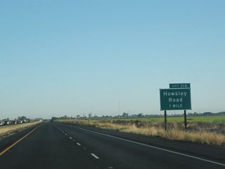 Resuming a freeway configuration, northbound California 99 next approaches Exit 316, Howsley Road (one mile).