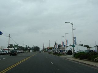A California 99 north reassurance shield is posted after the Spruce Street traffic signal near downtown Gridley. To the east of here is the Feather River, which separates the California 99 and California 70 corridors.
