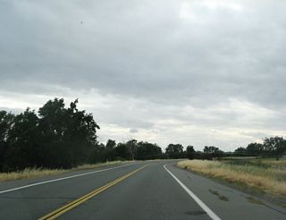 Between Vina and Los Molinos, California 99 stays closer to the east bank of the Sacramento River, and terrain changes as we approach the northern end of the great valley.