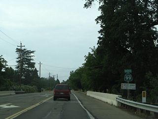 Between Los Molinos and the California 36 intersection, California 99 sees several intersecting side streets to provide local residential and ranch access. This is the final northbound reassurance shield for California 99.