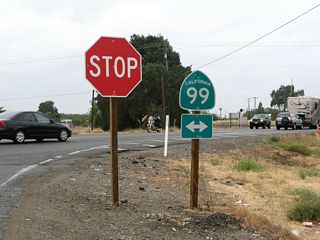 This California 99 trailblazer is posted at the north end of Live Oak Boulevard (Old U.S. 99E) north of Yuba City at the point where the current California 99 reaches its northern end point, just shy of the community of Live Oak.