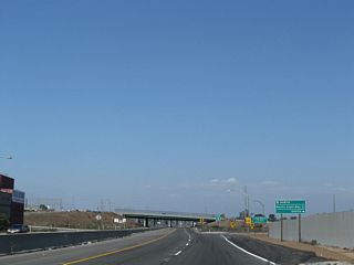Exits from the Terminal Island Freeway to SR 1 (Pacific Coast Highway) are unnumbered. SR 1 southbound heads east across Long Beach to Seal Beach.