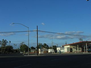 A second California 115 trailblazer is posted at the turn from northbound Palm Avenue onto eastbound Fifth Street.