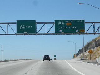 Westbound California 54 and southbound California 125 split at this point. The left three lanes continue west on California 54 (via Exit 11), and the right two lanes continue south on California 125 (South Bay Expressway) south (via Exit 6).