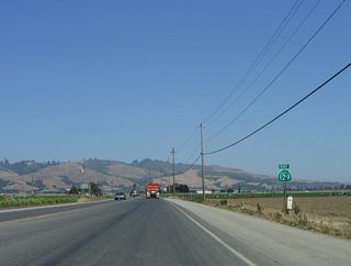 After the Lakeview Road intersection, a California 129 east reassurance shield is posted. The southern flank of the Santa Cruz Mountains come into view. Whereas California 152 crosses the Santa Cruz Mountains via Hecker Pass near Mount Madonna, California 129 chooses to follow the Pajaro River through the Pajaro Gap, which separates the Santa Cruz Mountains from Fremont Peak and the Gabilan Range to the south. In fact, U.S. 101 & California 156 use the same gap to turn southwest from San Juan Bautista to Prunedale.