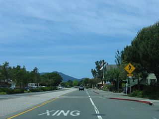 Heading west along Tiburon Boulevard from the traffic circle east of Downtown Tiburon. There are no SR 131 shields posted west until beyond Downtown.