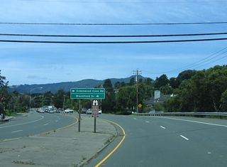 Westbound California 131 (Tiburon Boulevard) approaches Greenwood Cove Drive (which connects to Old California 131, which is Greenwood Beach Drive, bypassed in 1966) and Blackfield Drive.
