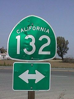 This California 132 trailblazer is posted on northbound Paradise Road between Vernalis and Modesto near the San Joaquin River.