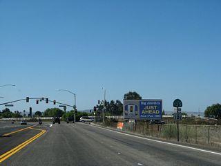 The first southbound reassurance shield assembly includes shields for SR 135 and U.S. 101 Business. With a population of 77,423, Santa Maria is the largest city in Santa Barbara County and is known for its wine country, agriculture, proximity to Vandenburg Air Force Base, and barbecue. Santa Maria consists of 19.7 square miles, and nearby communities (Orcutt, Lompoc, and Guadalupe) are expanding along with the city of Santa Maria.
