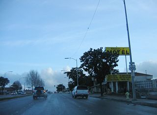 In front of the Stardust Motel is another U.S. 101 Business shield.
