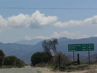 This unusual mileage sign along eastbound is a new reflective sign that surprisingly still includes the English and metric distances to Silverwood Lake, Crestline, and Hesperia. It is likely that this sign was replaced as a result of the Old Fire.
