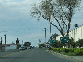 About six blocks north of the previous spot, we approach the intersection of Fourth Street and First Avenue west/North Avenue east, which is where the routes divide. Northbound California 33 continues along Fourth Street toward Newman, while California 140 turns east onto North Avenue.