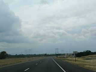 An end freeway sign is posted just before the intersection with Openshaw Road and Shippee Road (for local and ranch access as well as a visit to see the old alignment on Openshaw Road).  Around this point is where the northbound lanes shift from the new alignment over to the old, 1975 alignment.
