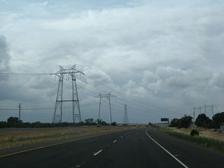 These 500kV power lines extend south to the Table Mountain substation, where electricity generated at Oroville Dam joins the statewide electrical grid. To the north, they lead to the Round Mountain substation east of Redding and Malin substation in Oregon.