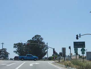 Reaching the top of the ramp from California 156 west to California 183 is this traffic signal. Turn left to follow California 183 south to Salinas and turn right to Castroville via California 183 north.