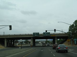 Eastbound California 162 meets the on-ramp to California 70 south. The next left connects to California 70 north.