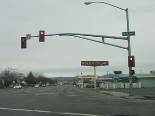 Continuing east, California 162 and northbound California 70 Business next meet Fifth Avenue, which travels north to Bedrock Park along the Feather River.