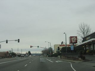 The truck route ends as eastbound California 162 and northbound California 70 Business approach the Lincoln Street signalized intersection.