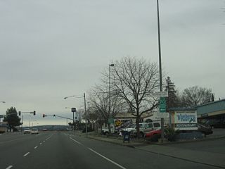 At Myers Street, the routes divide. Turn left (north) on Myers Street for California 70 Business north to historic downtown Oroville (via Historic California 24 and Old U.S. 40 Alternate). California 162 will proceed east along Oroville Dam Boulevard.
