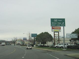 At Washington Avenue, California 162 will shift from Oroville Dam Boulevard onto Olive Highway. Through traffic on California 162 east should merge right for the turnoff. Turn left on Washington Avenue to reconnect with California 70 Business near the Feather River Bridge, where Washington Avenue transitions directly onto Table Mountain Boulevard.
