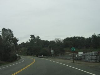A California 162 east reassurance shield is posted after the Kelly Ridge Road intersection. Ahead, California 162 enters Lake Oroville State Recreation Area.