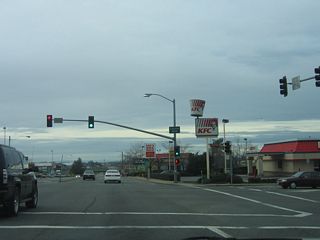 Soon thereafter, California 162 (Oroville Dam Boulevard) west and California 70 Business south meet Lincoln Street at this intersection.