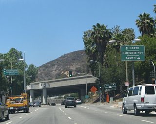The final traffic signal along northbound California 170 (Highland Avenue) is with Pat Moore Way northwest to the Hollywood Bowl. Turn right here for the freeway entrance to U.S. 101 south.