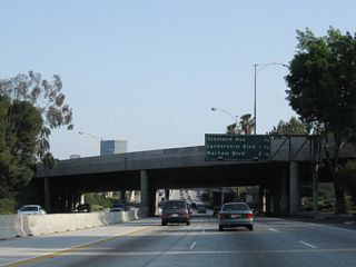 Now on the "transition ramp" from California 170 south to U.S. 101, this mileage sign provides the distance to the next three exits along U.S. 101 (Hollywood Freeway): Exit 12B, Vineland Avenue; Exit 12A, Lankershim Boulevard; and Exit 11B, Barham Boulevard (Cahuenga Pass).