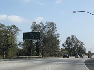 This mileage sign provides the distance to the first three exits from California 170 (Hollywood Freeway) south: Exit 10, Roscoe Boulevard; Exit 9, Sherman Way; and Exit 8B, Victory Boulevard.