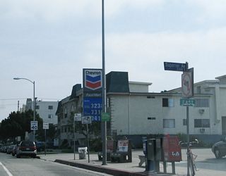 California 187 is mostly unsigned as it follows Venice Boulevard between California 1 and Interstate 10. However, an EAST banner without a California 187 route marker is posted along eastbound Venice Boulevard after the California 1 (Lincoln Boulevard) intersection.
