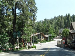 SR 189 (Lakes Edge Road) turns southward by Lake Arrowhead Village shopping center on the descent to SR 173 at Village Road.