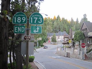 An end shield for SR 189 east appears on the left side of Lakes Edge Road. SR 173 runs northwest to the east shore of Lake Arrowhead, and southeast to reconnect SR 189 with SR 18 east toward Running Springs and Big Bear Lake.