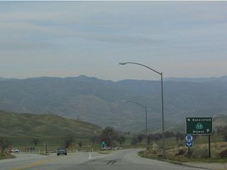 Eastbound California 223 approaches California 58. California 58 leads east to Tehachapi, Mojave, and Barstow, and it leads west to Bakersfield and Buttonwillow.