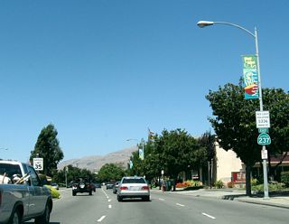 A California 237 east shield assembly is posted shortly after Serra Way on eastbound Calaveras Boulevard.