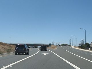 Although there are no overhead signs for it, the right lanes depart onto Exit 9A, McCarthy Boulevard and Cypress Street.