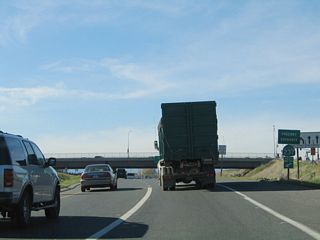 A California 237 west freeway entrance shield is posted along the mainline to signify the shift from Calaveras Boulevard onto the South Bay Freeway.