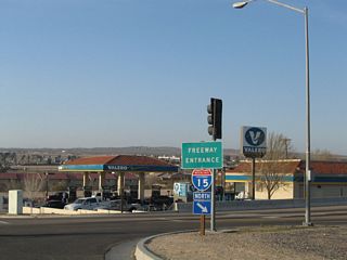 Turn right here to connect from California 247 south to Interstate 15 north to Las Vegas and Interstate 40 east to Needles. Note the use of control cities with the omission of route markers. A loop ramp connects Barstow Road south with the northbound freeway.