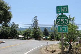 The end shield for SR 253 was added where a SR 128 shield was in 2013. The entire assembly was replaced by 2016.