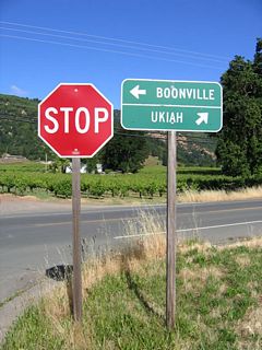 A small destination sign points the way to Boonville (west) and Ukiah (north).