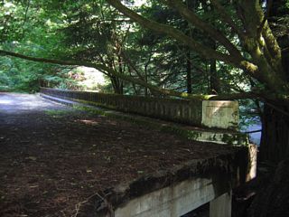 The Madsen Bridge features a large sinkhole on the eastern approach, making the journey to the bridge somewhat treacherous. A date stamp verifies the year of construction as 1938.